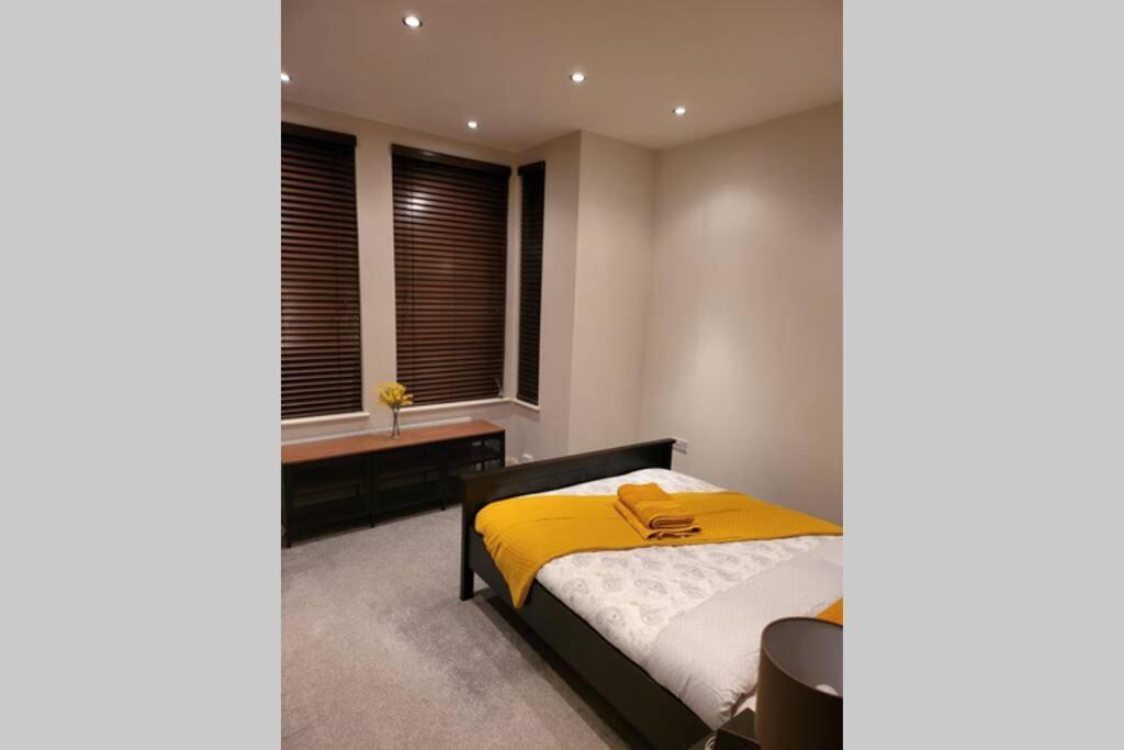 Contemporary 3 Bed Apartment In Hendon Central. Extérieur photo